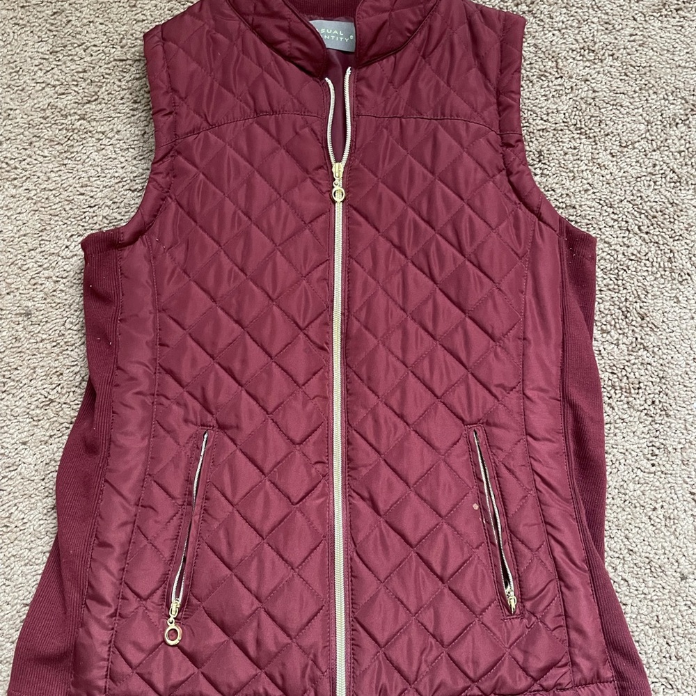 Women’s Casual Identity burgundy vest. Excellent condition ✔️
